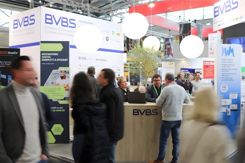 Messestand des BVBS auf der digitalBAU in Köln mit Tresen und Besuchern 