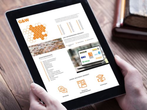 Hände halten Tablet, auf dem das Dashboard der Software California X läuft. 
