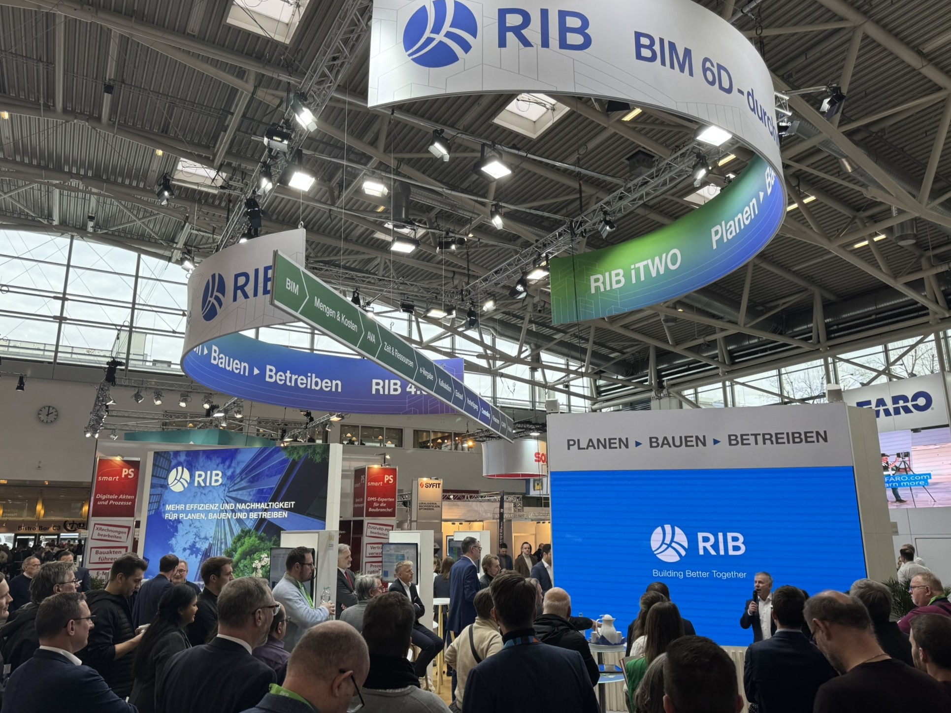 Messestand der RIB Software GmbH auf digitalBAU mit blauem Logo