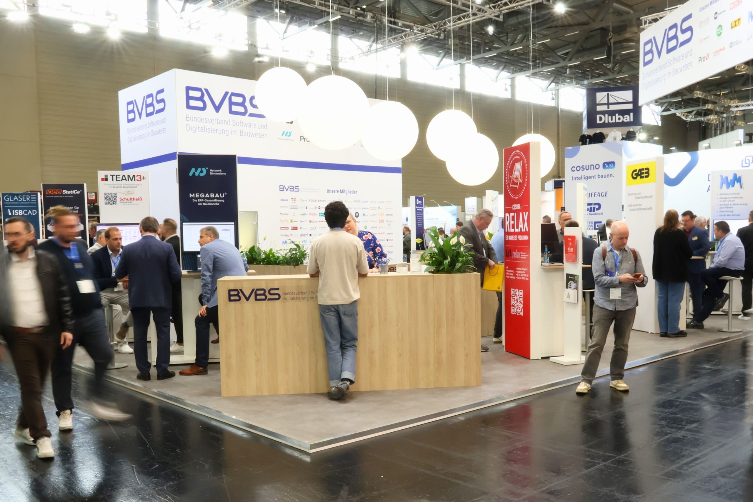 BVBS-Messestand auf der digitalBAU 2026 mit Personen am Empfangstresen
