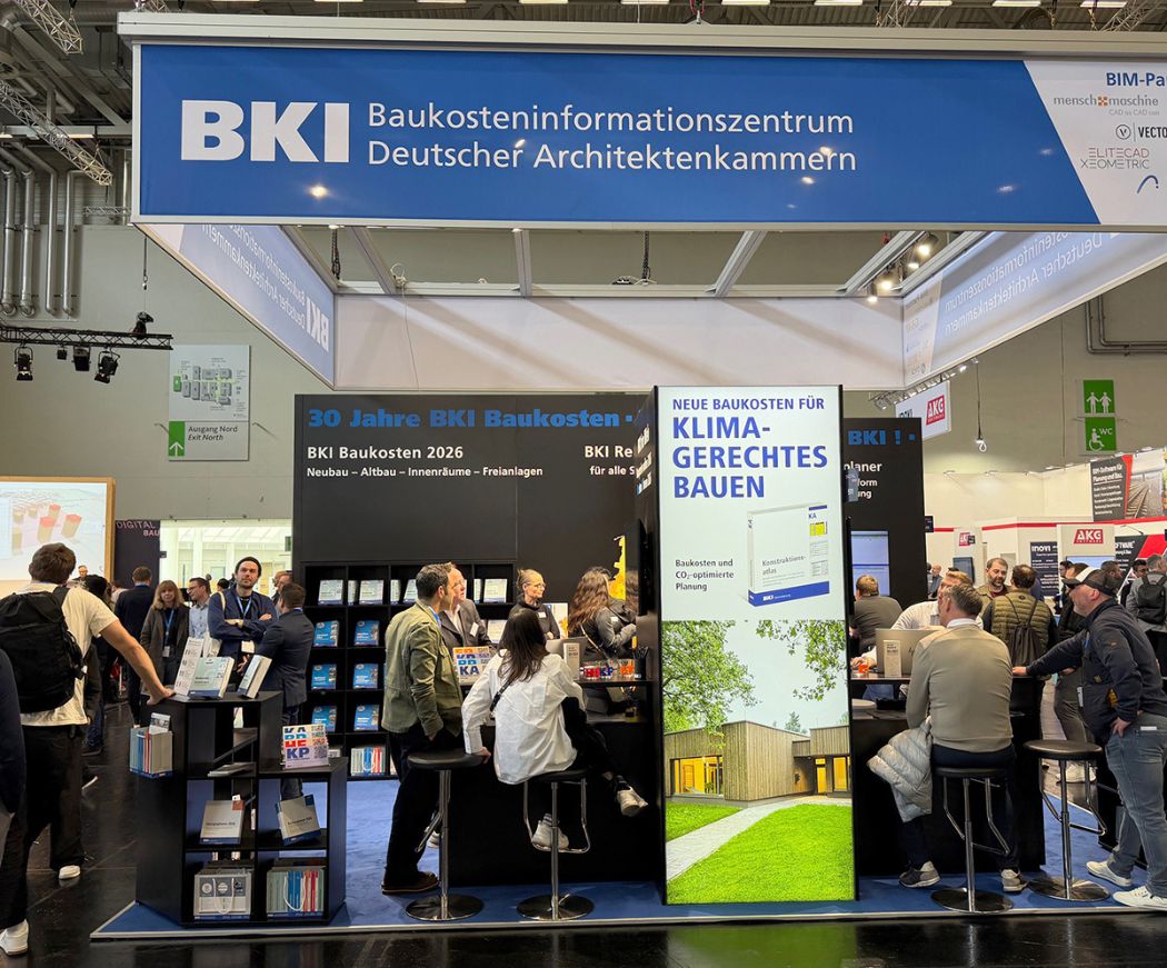 Besucher am BKI- Messestand auf der digitalBAU 2026 in Köln
