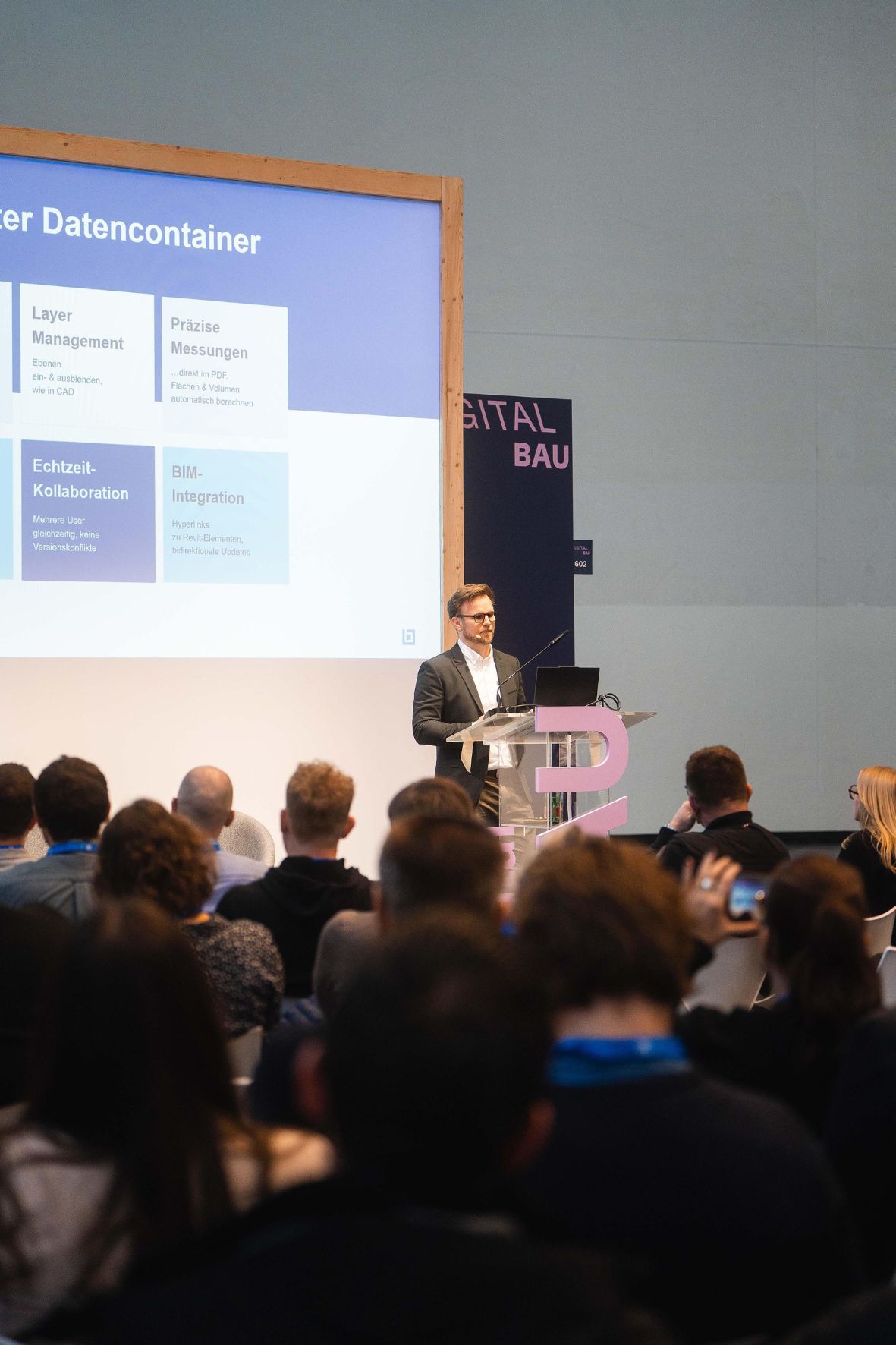 Christoph Becker von Bluebeam auf der Exhibitor Stage der digitalBAU