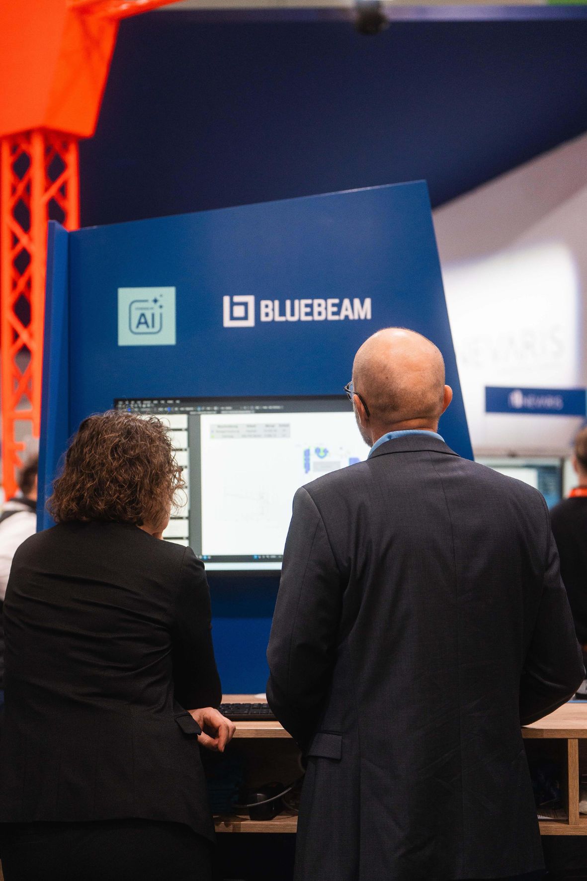 Aufmerksame Standbesucher am Bluebeam-Messestand auf der digitalBAU 2026
