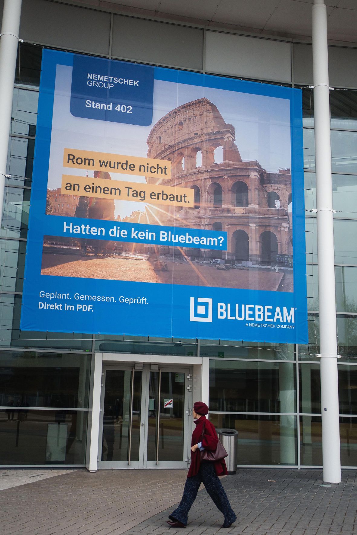 Werbeträger von bluebeam auf der digitalBAU 2026: großes Messebanner an der Fassade des Nordeingangs